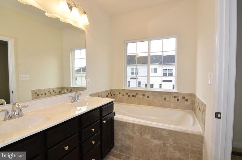 1584 KINNAIRD TER NE