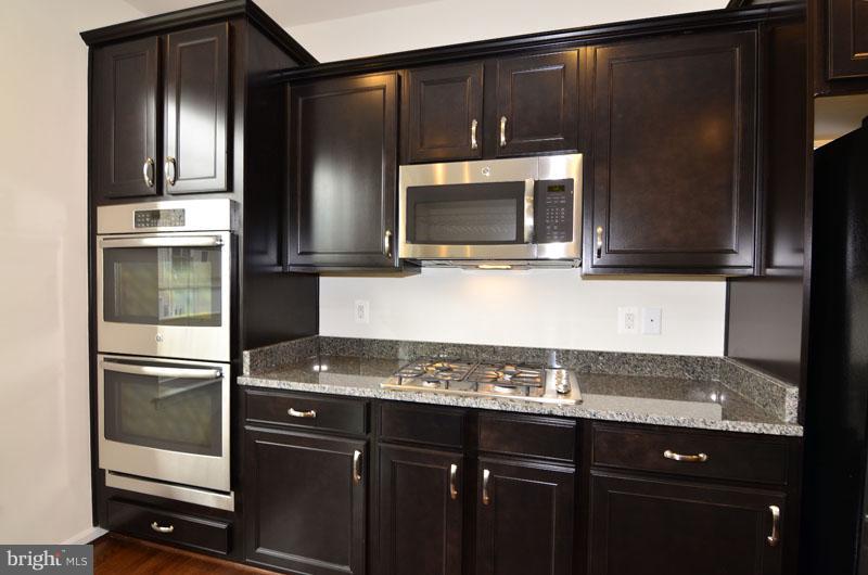 1584 KINNAIRD TER NE