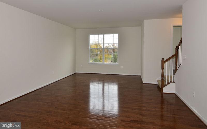 1584 KINNAIRD TER NE
