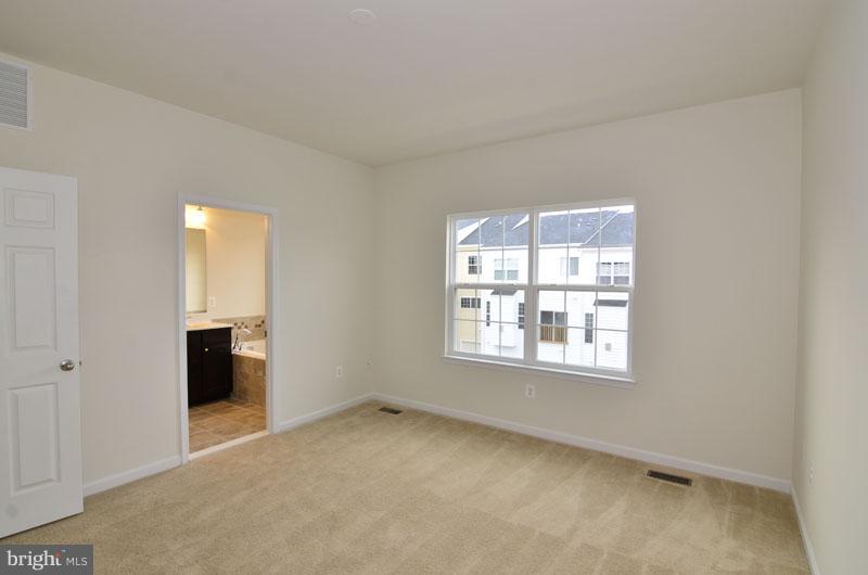 1584 KINNAIRD TER NE