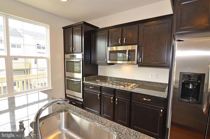 1584 KINNAIRD TER NE