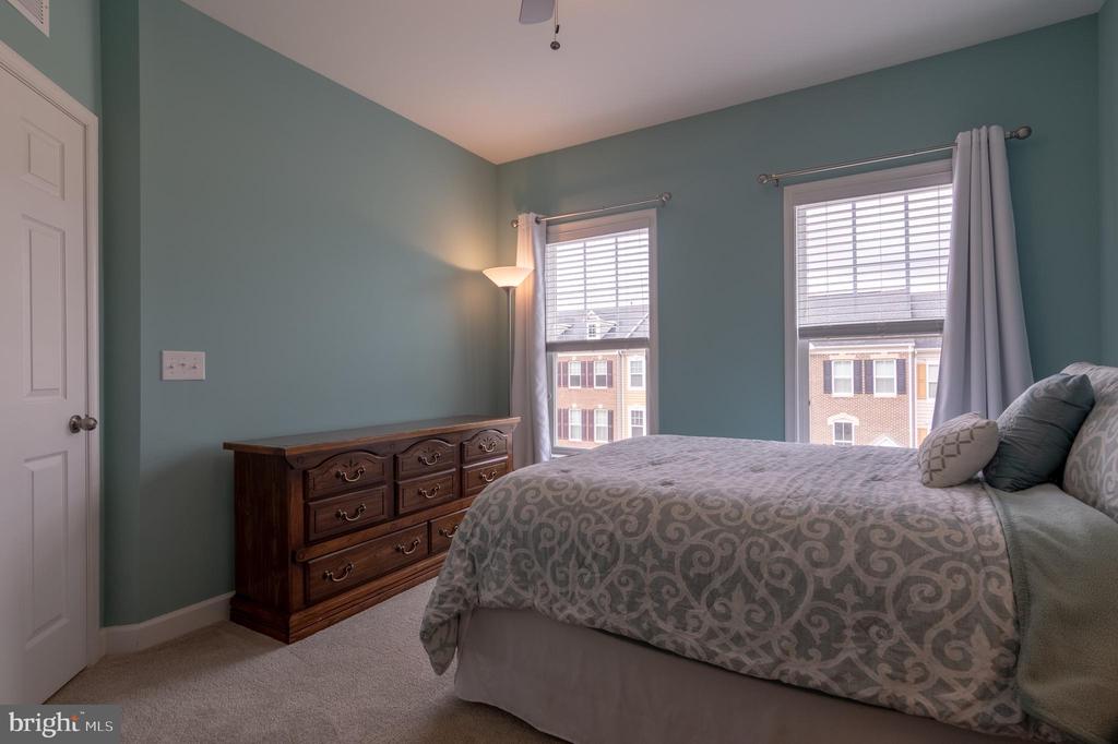 22278 Pinecroft Ter