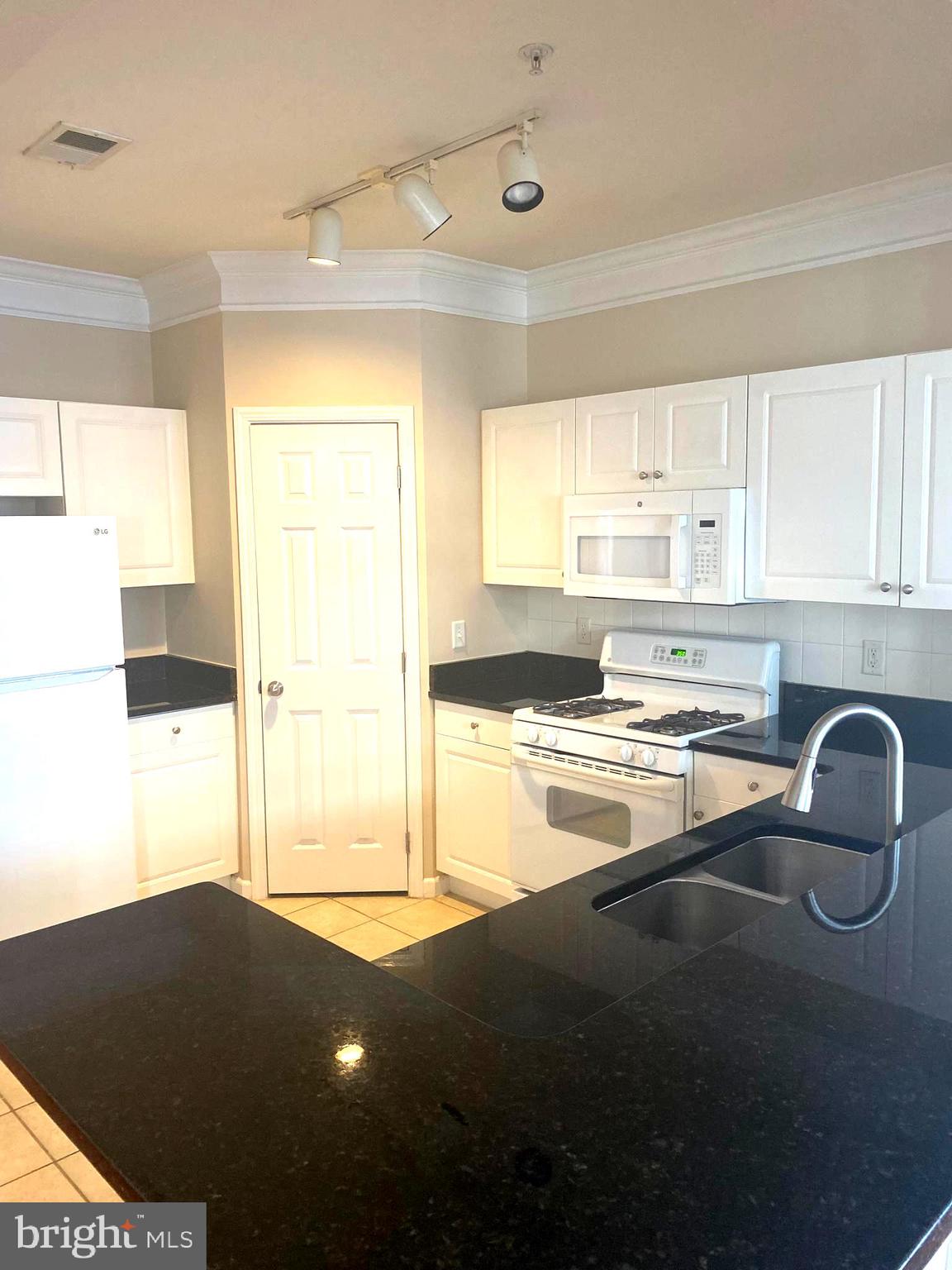 506 SUNSET VIEW TER SE #201