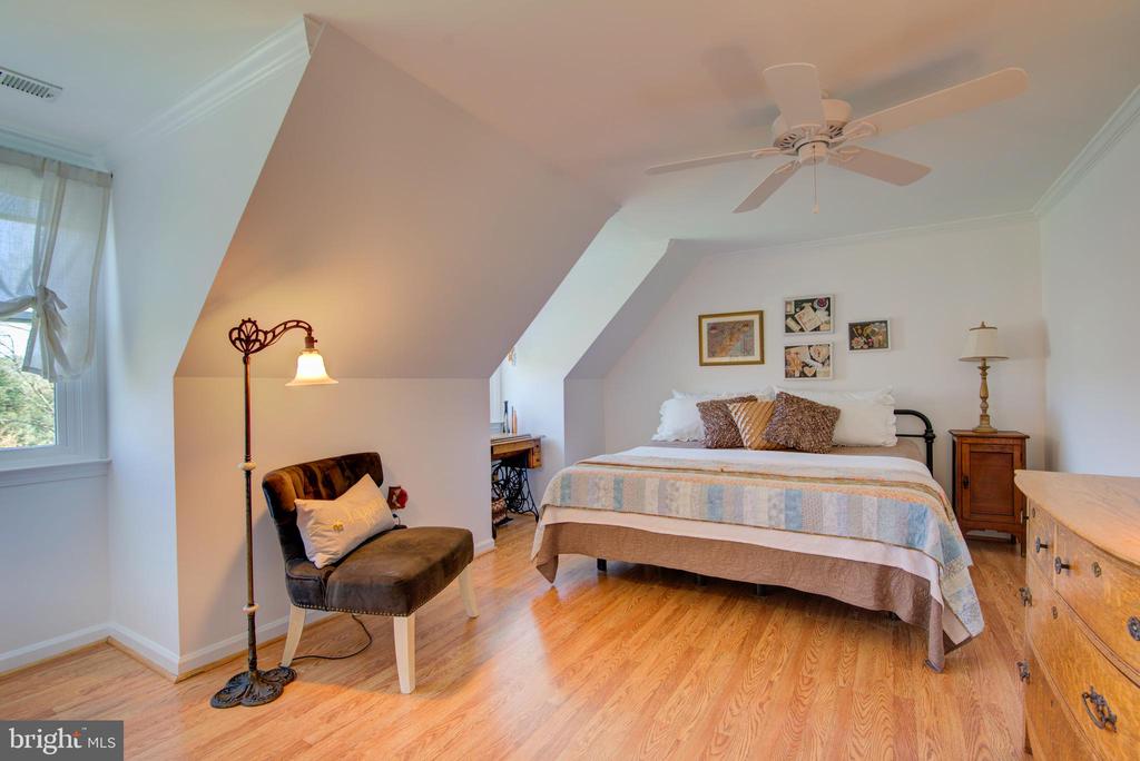 19411 Shelburne Glebe Rd