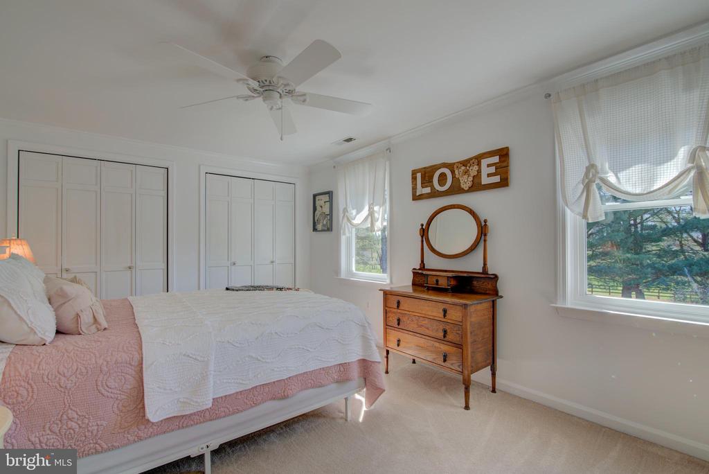 19411 Shelburne Glebe Rd