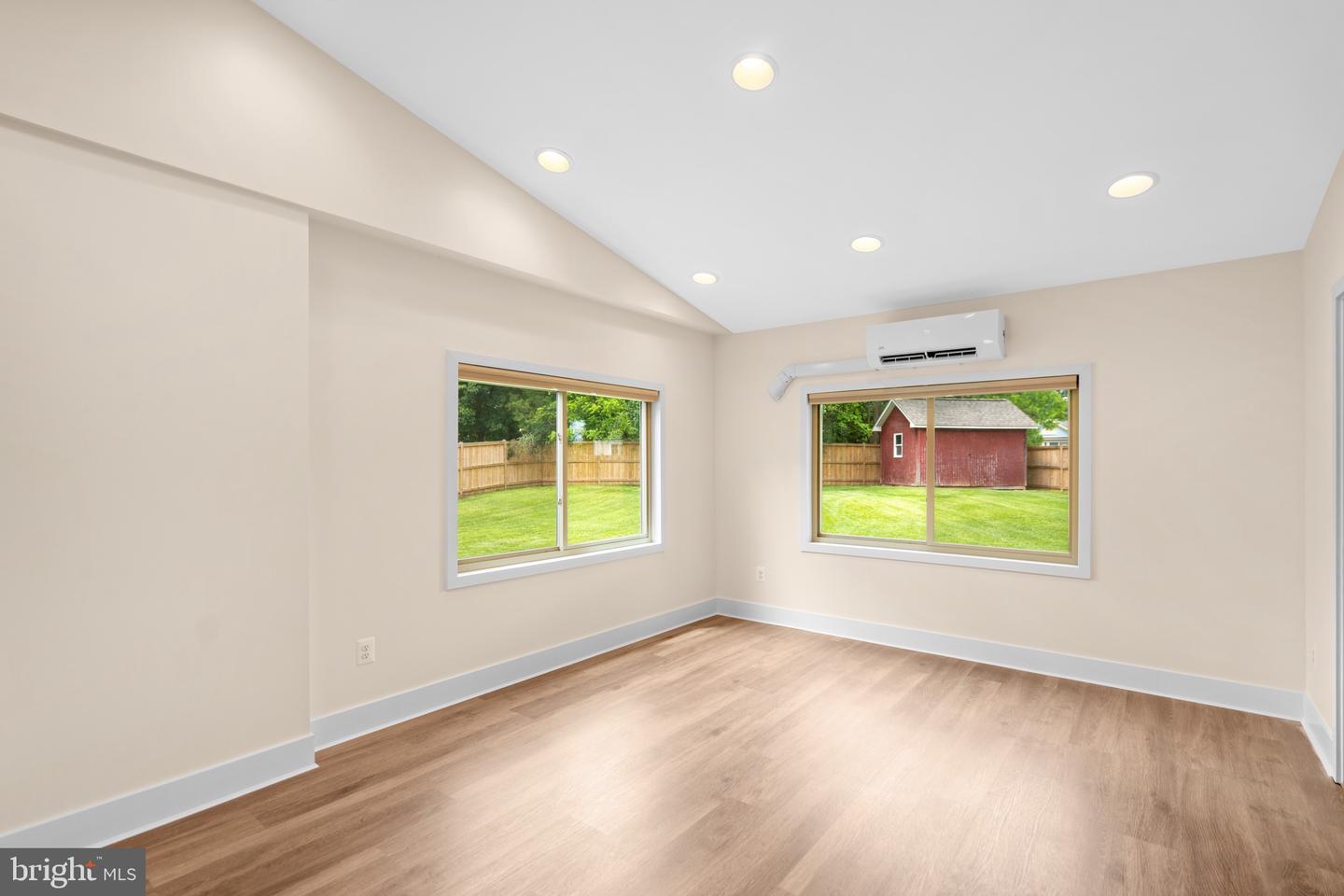 202 Nutmeg Ct