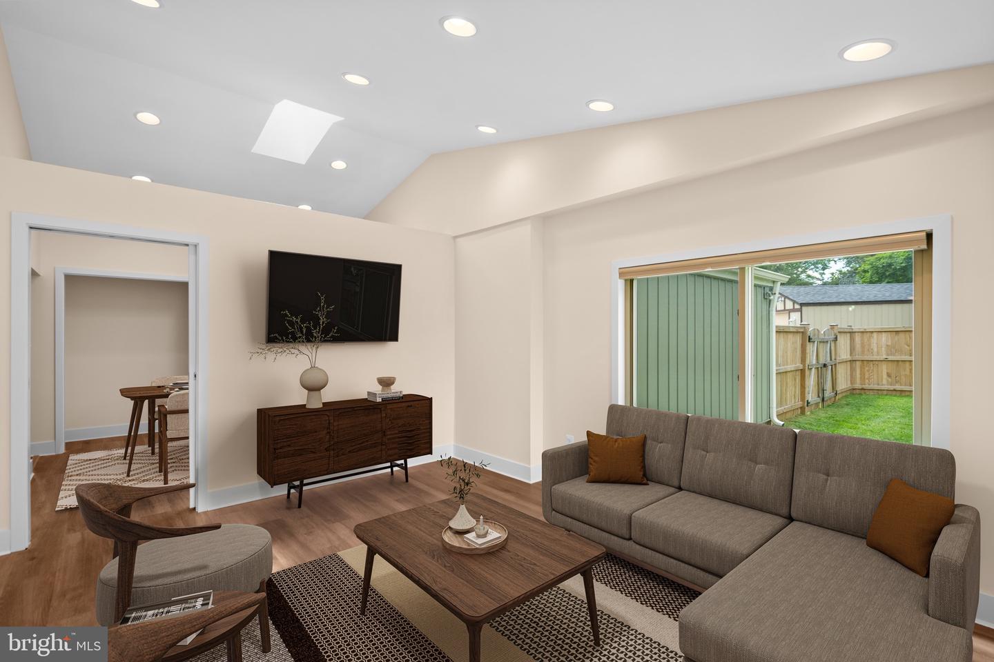 202 Nutmeg Ct