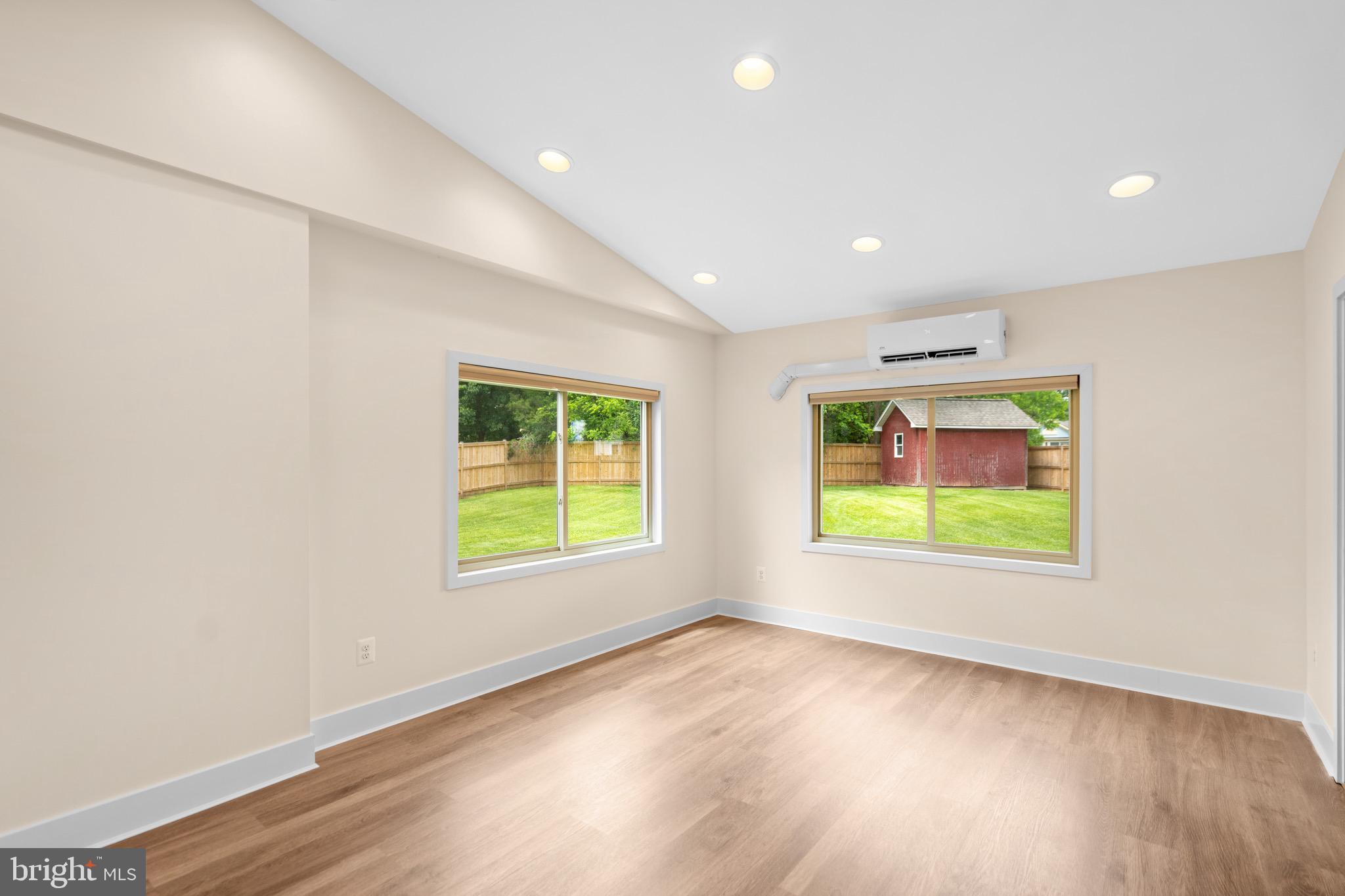 202 Nutmeg Ct