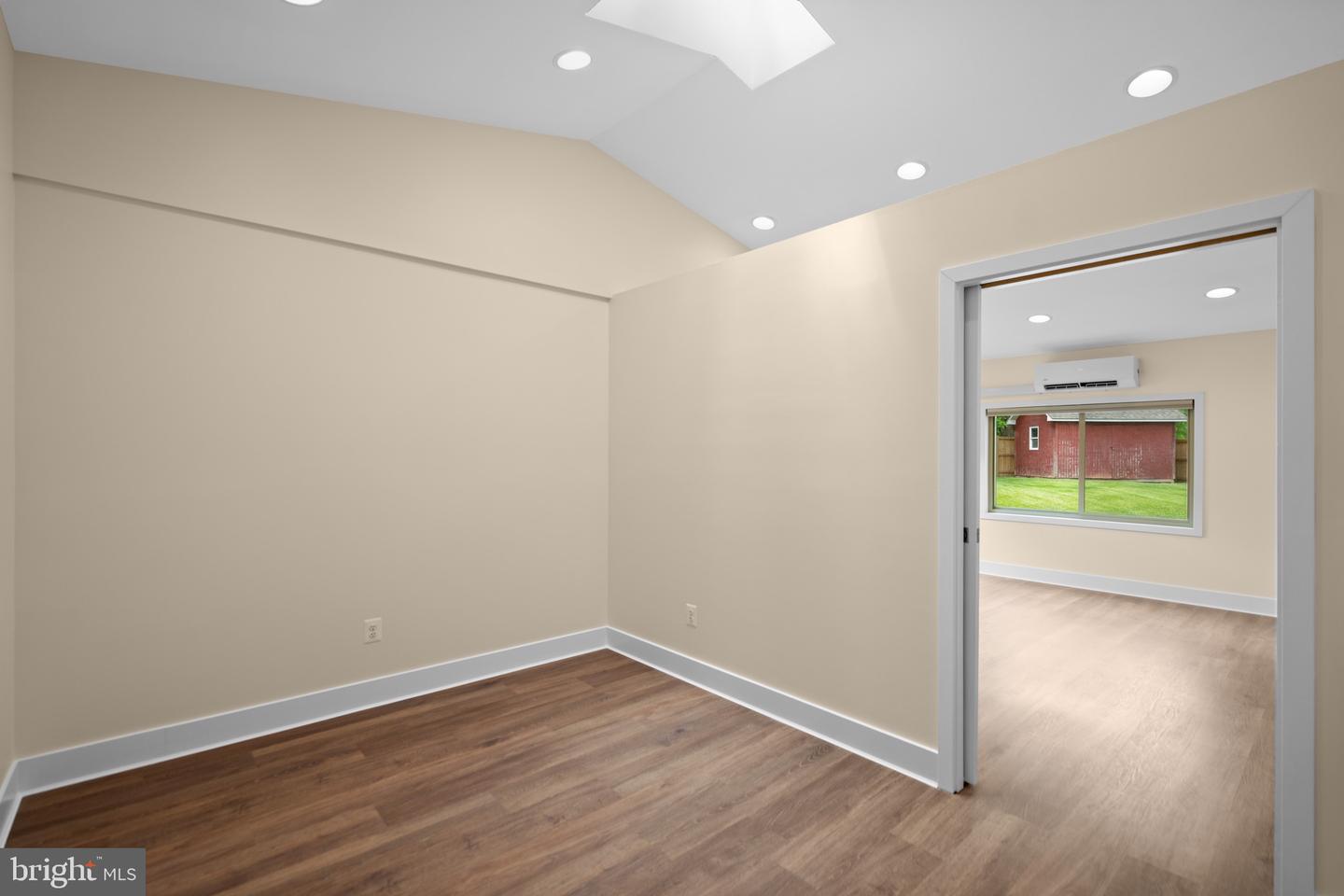 202 Nutmeg Ct