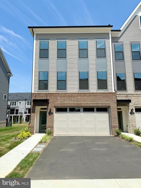 23675 Hardesty Ter