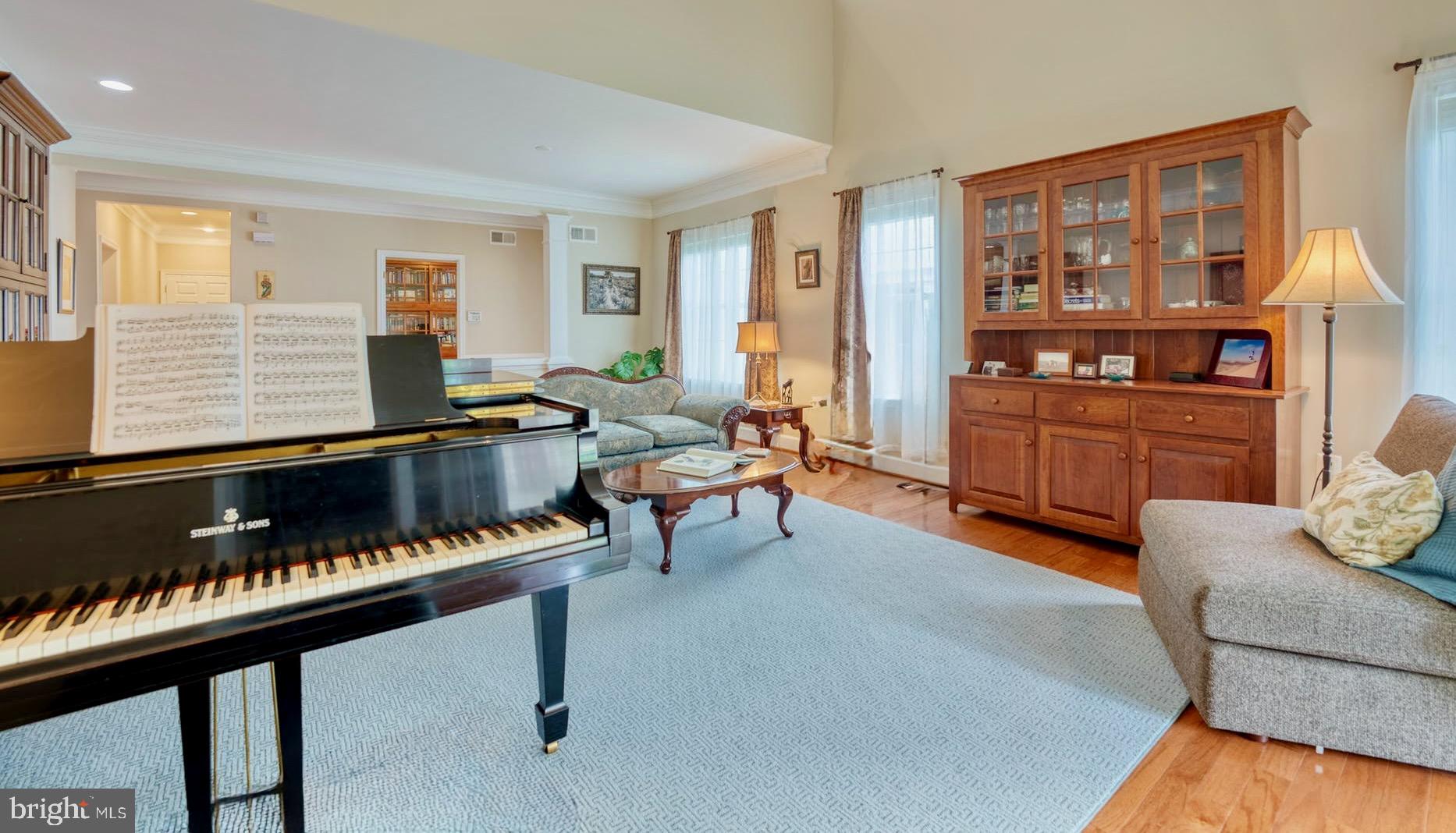 44458 Maltese Falcon Sq