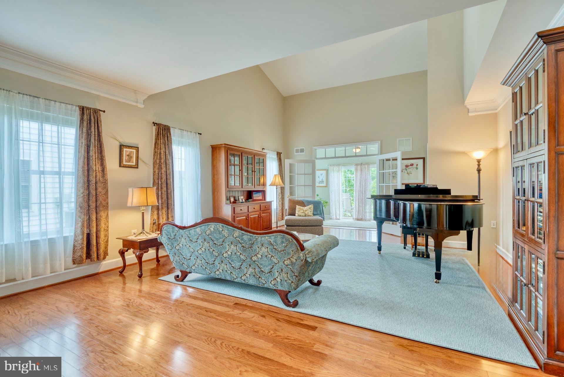 44458 Maltese Falcon Sq