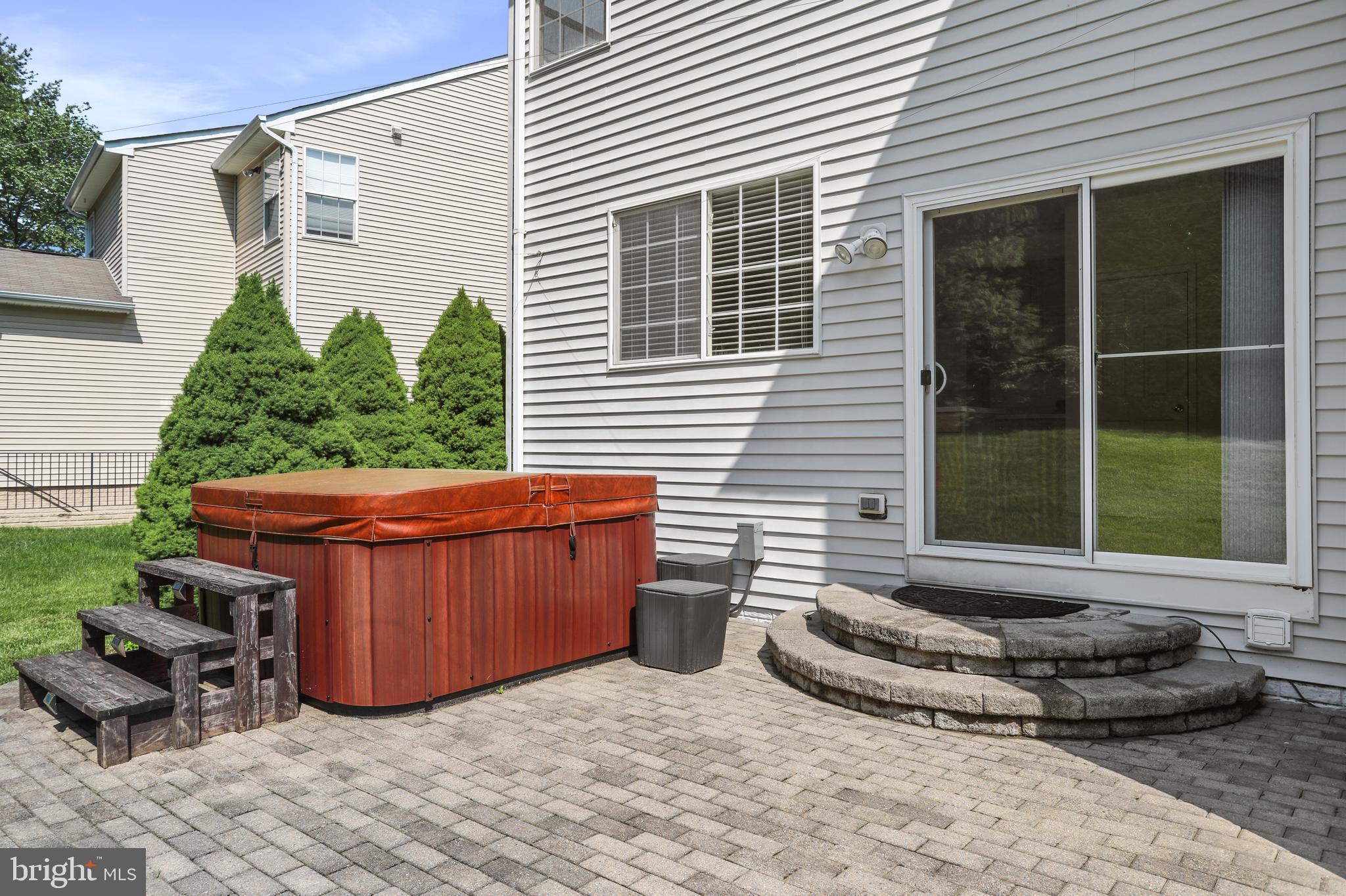 228 E King James St