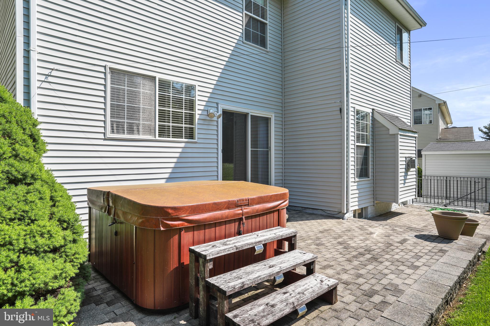 228 E King James St