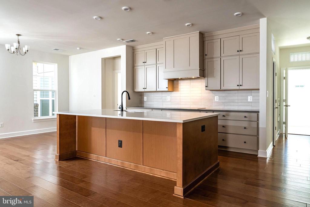43089 Greeley Sq