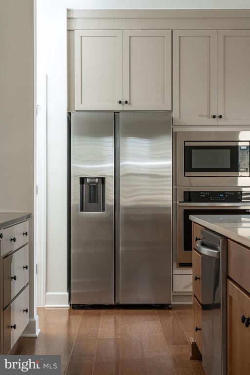 43089 Greeley Sq