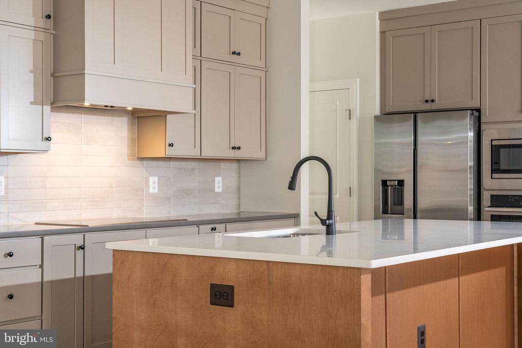 43089 Greeley Sq