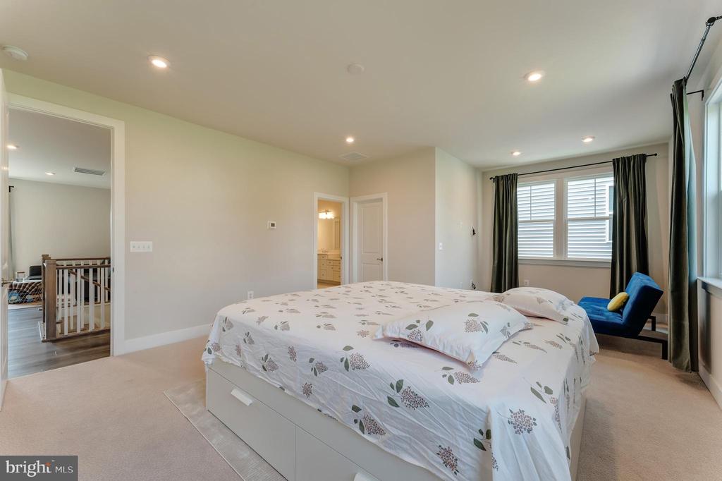 950 Warlander Dr SW