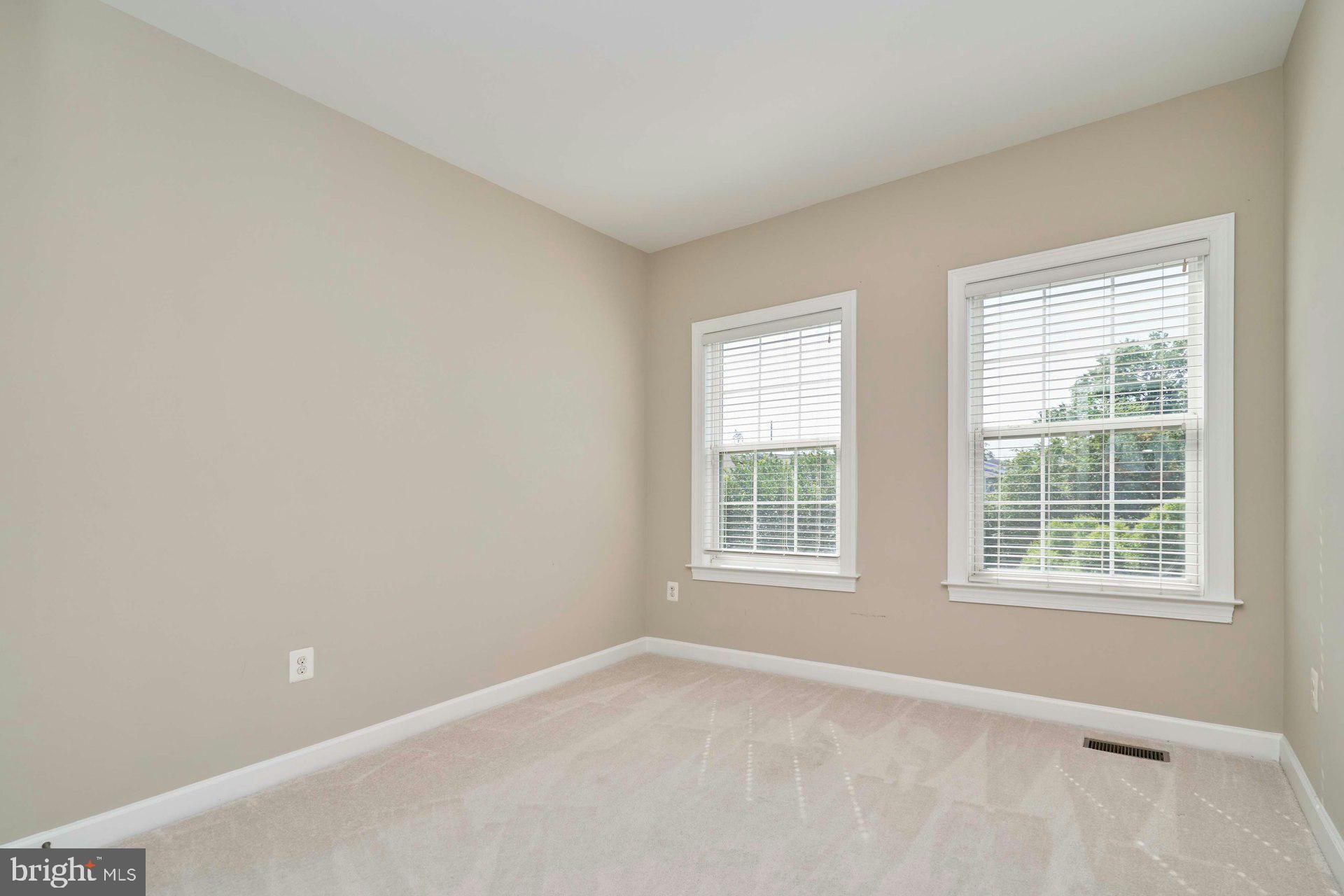 1598 KINNAIRD TER NE