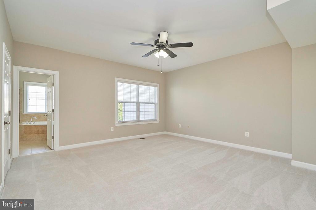 1598 KINNAIRD TER NE