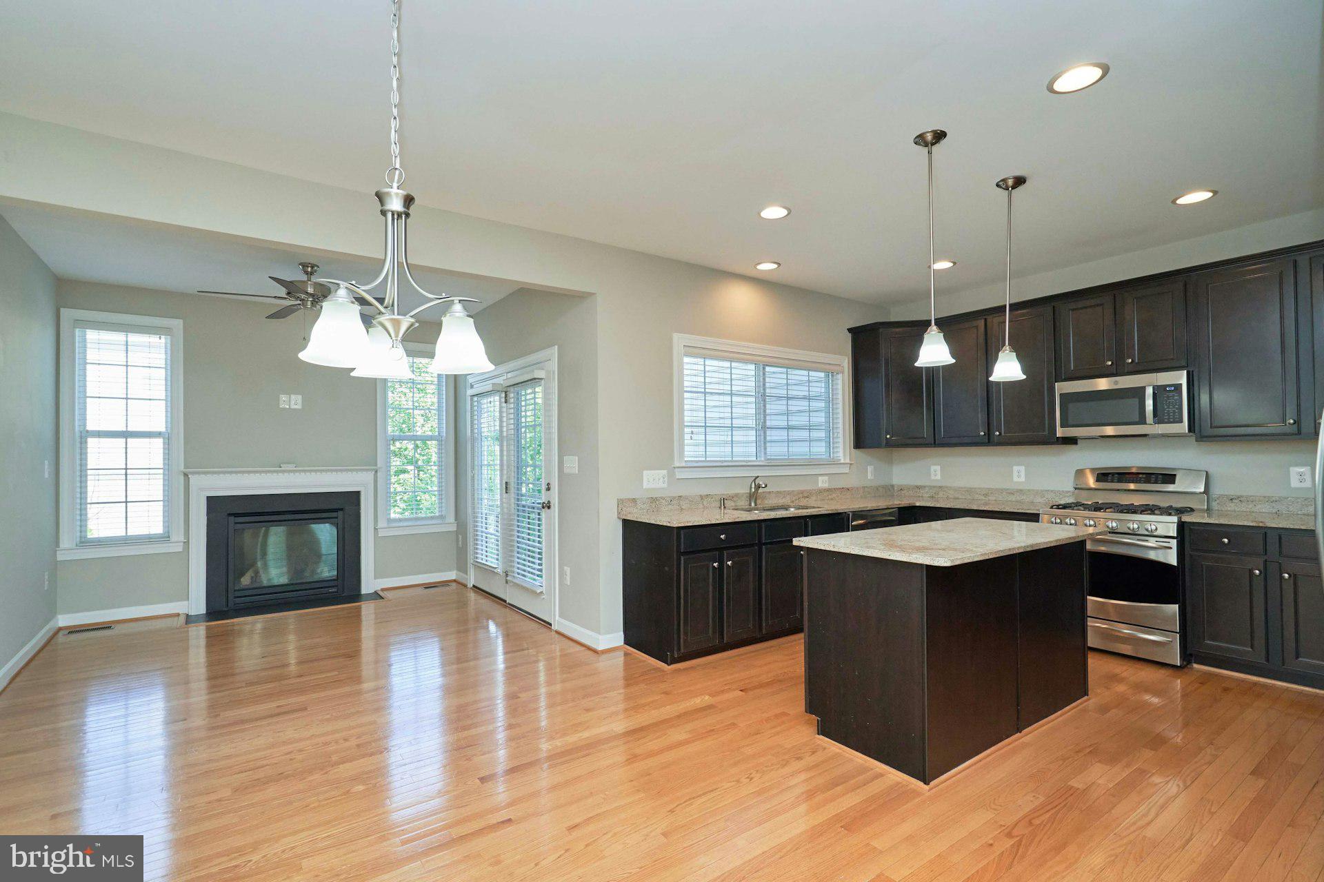 1598 KINNAIRD TER NE