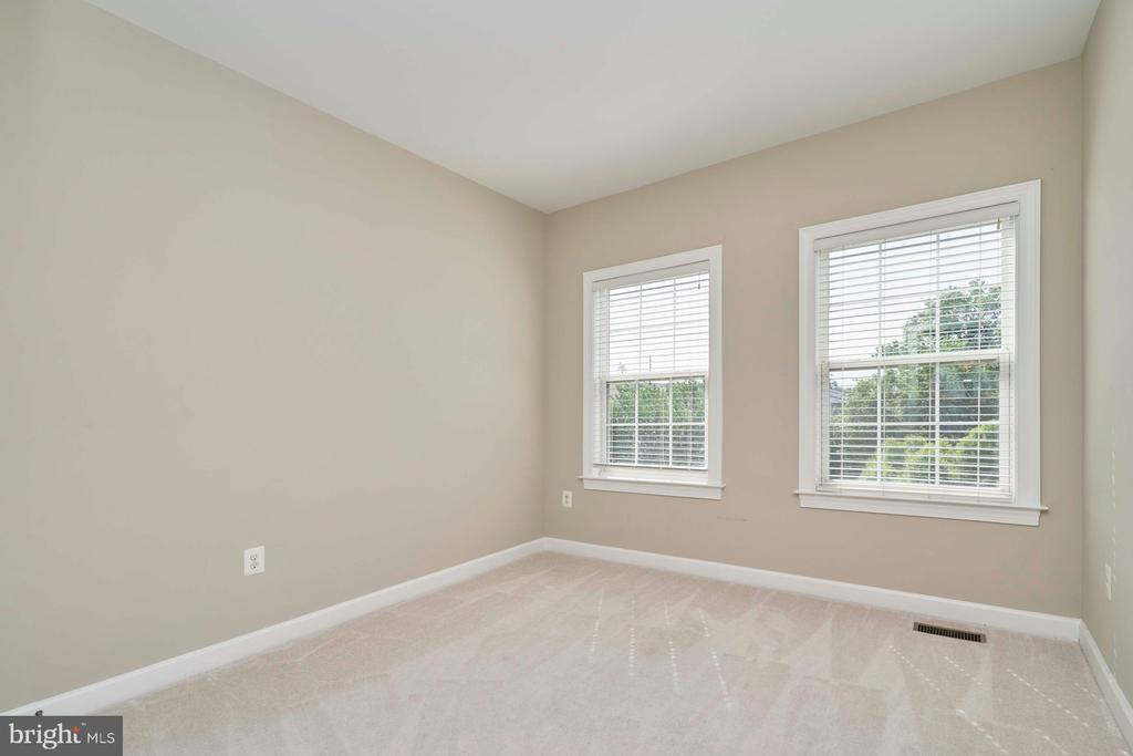 1598 KINNAIRD TER NE