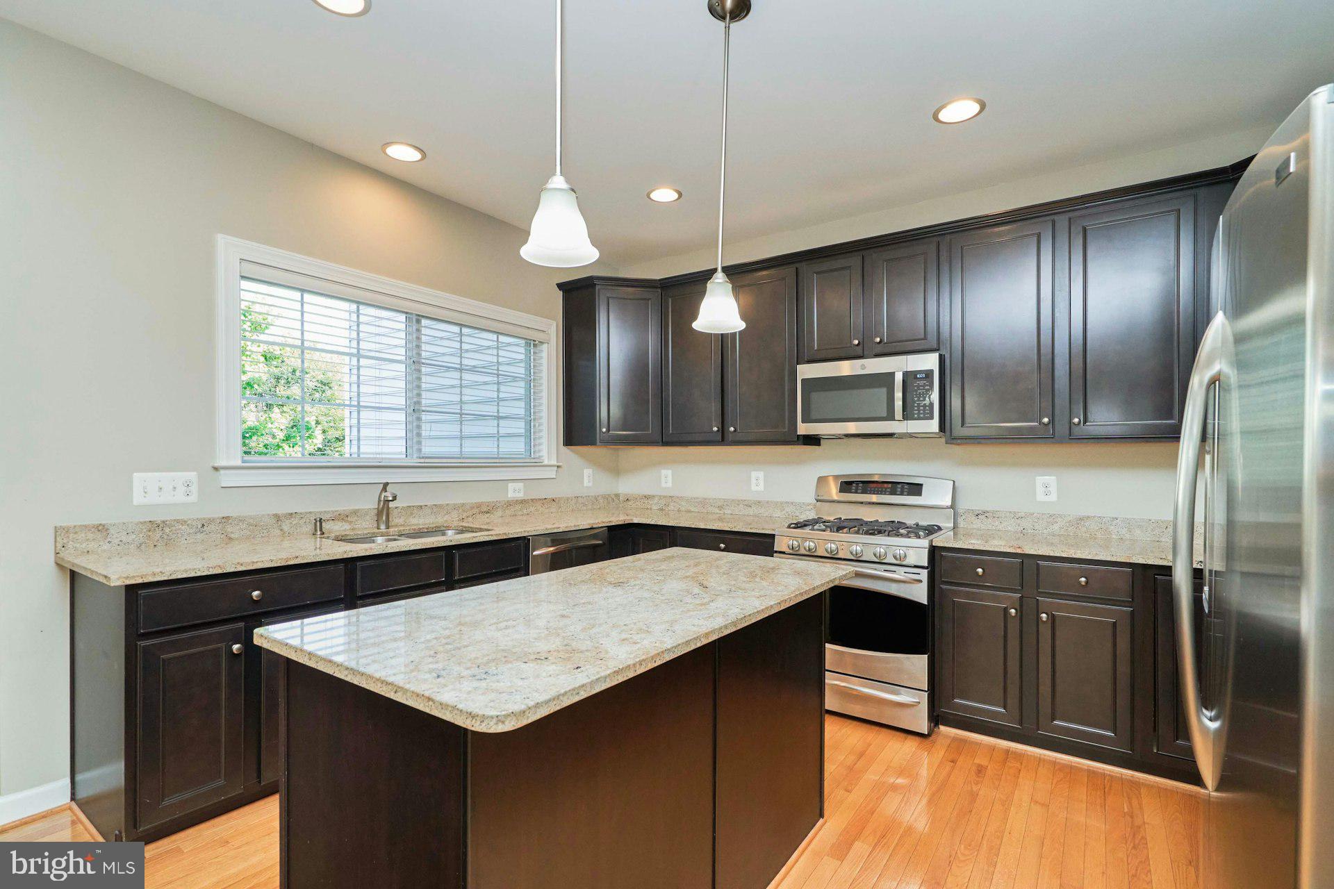 1598 KINNAIRD TER NE