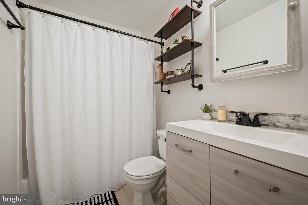 831 Vanderbilt Ter SE