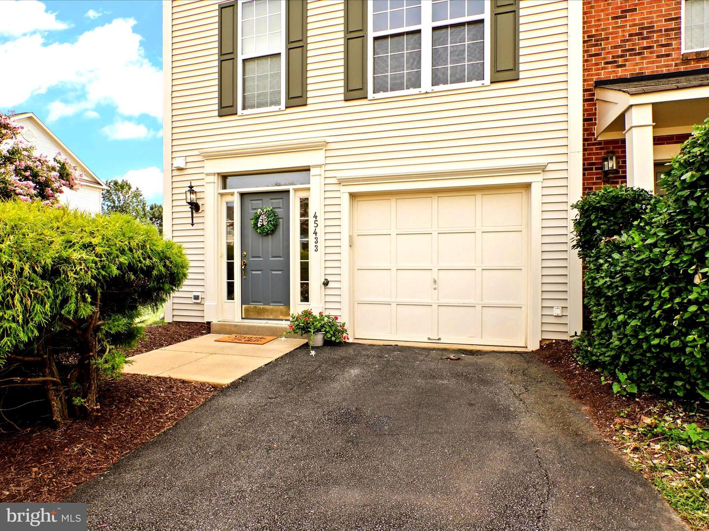 45433 Clarkes Crossing Sq