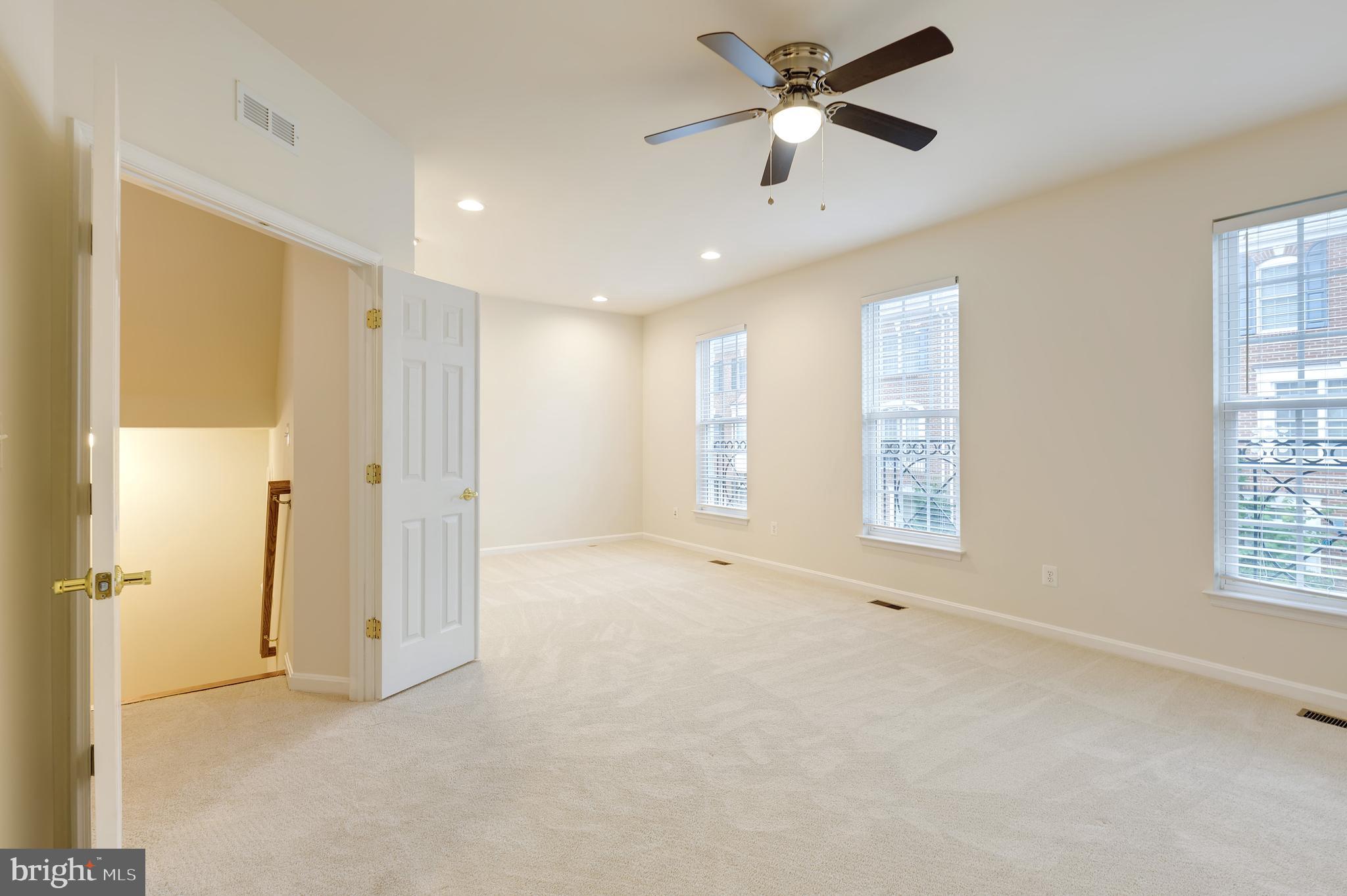 22948 FANSHAW SQUARE