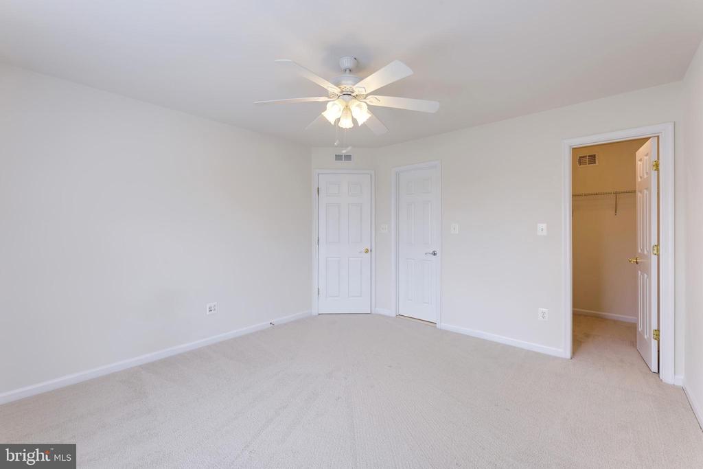 22948 FANSHAW SQUARE