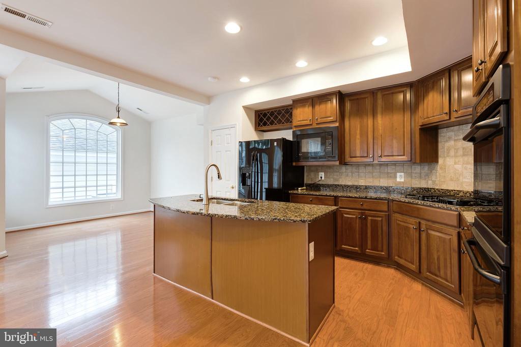 22948 FANSHAW SQUARE
