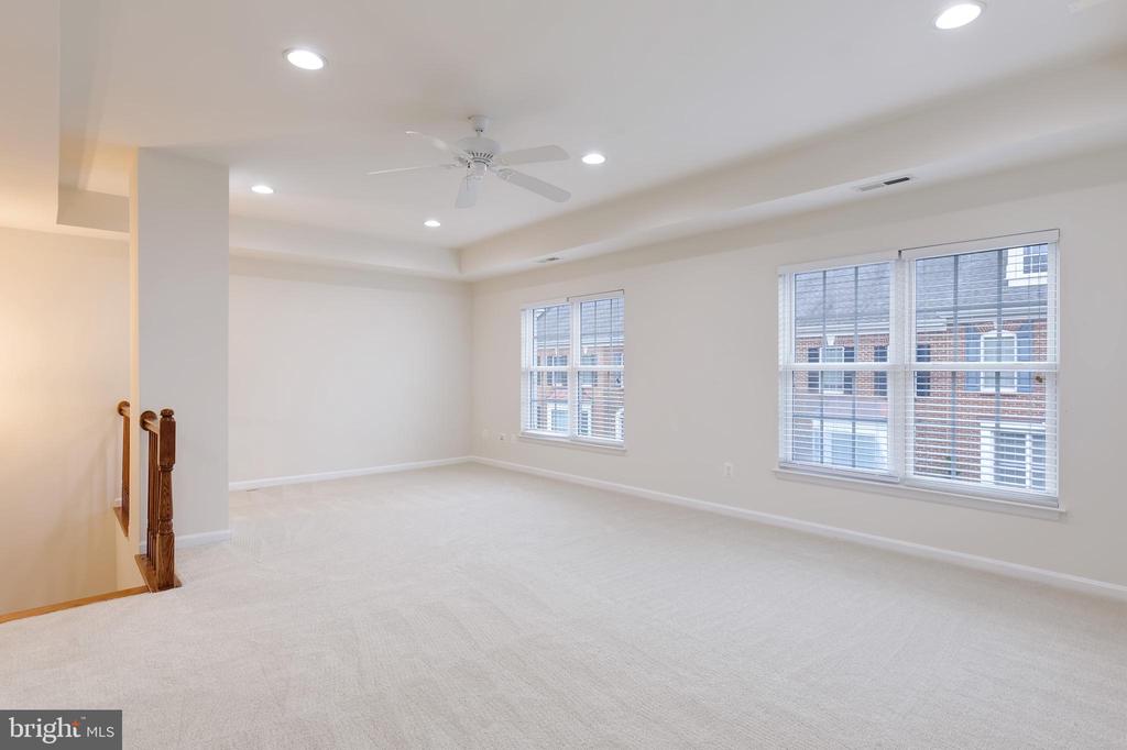 22948 FANSHAW SQUARE