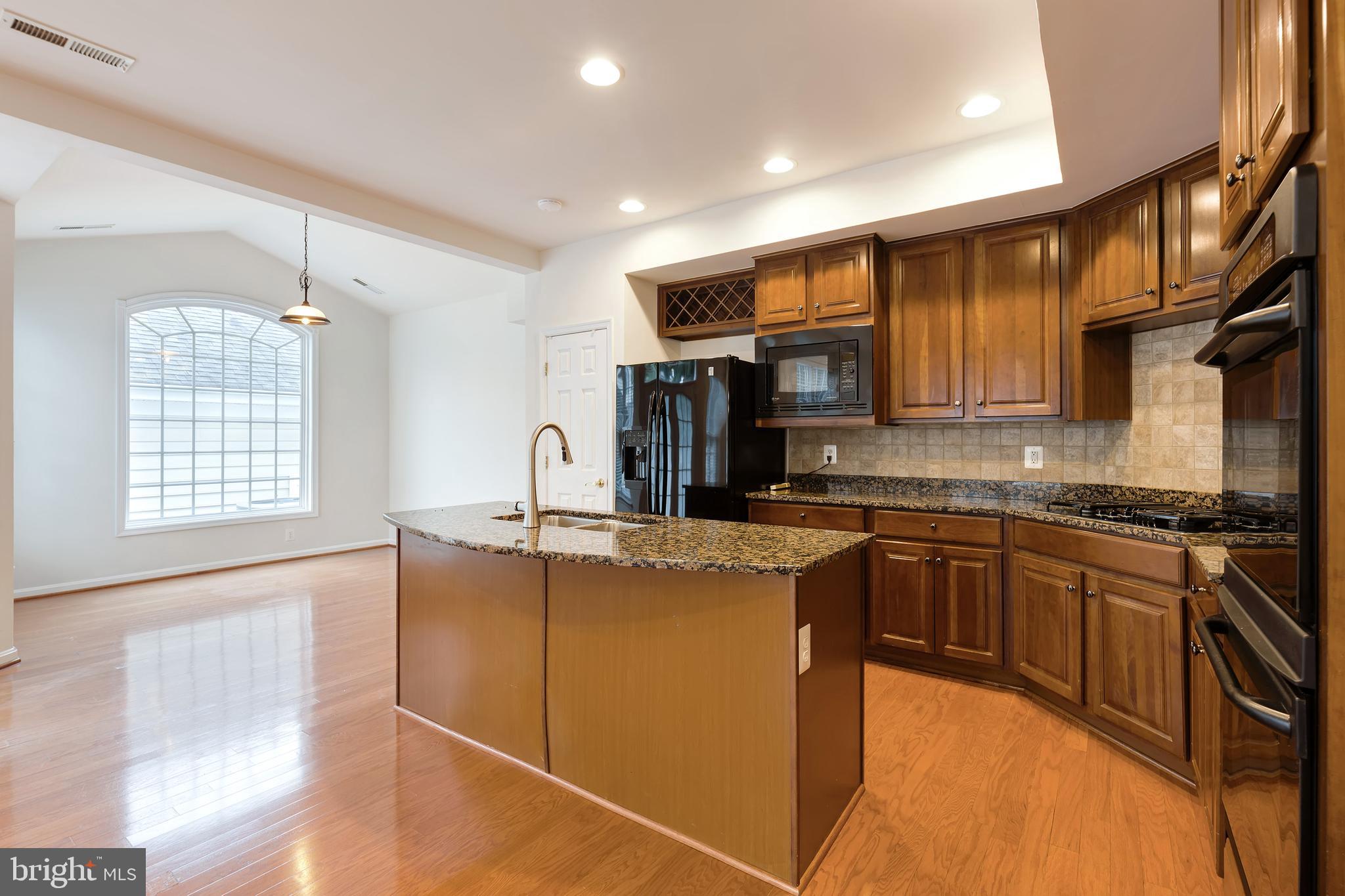 22948 FANSHAW SQUARE