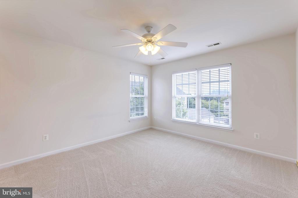 22948 FANSHAW SQUARE