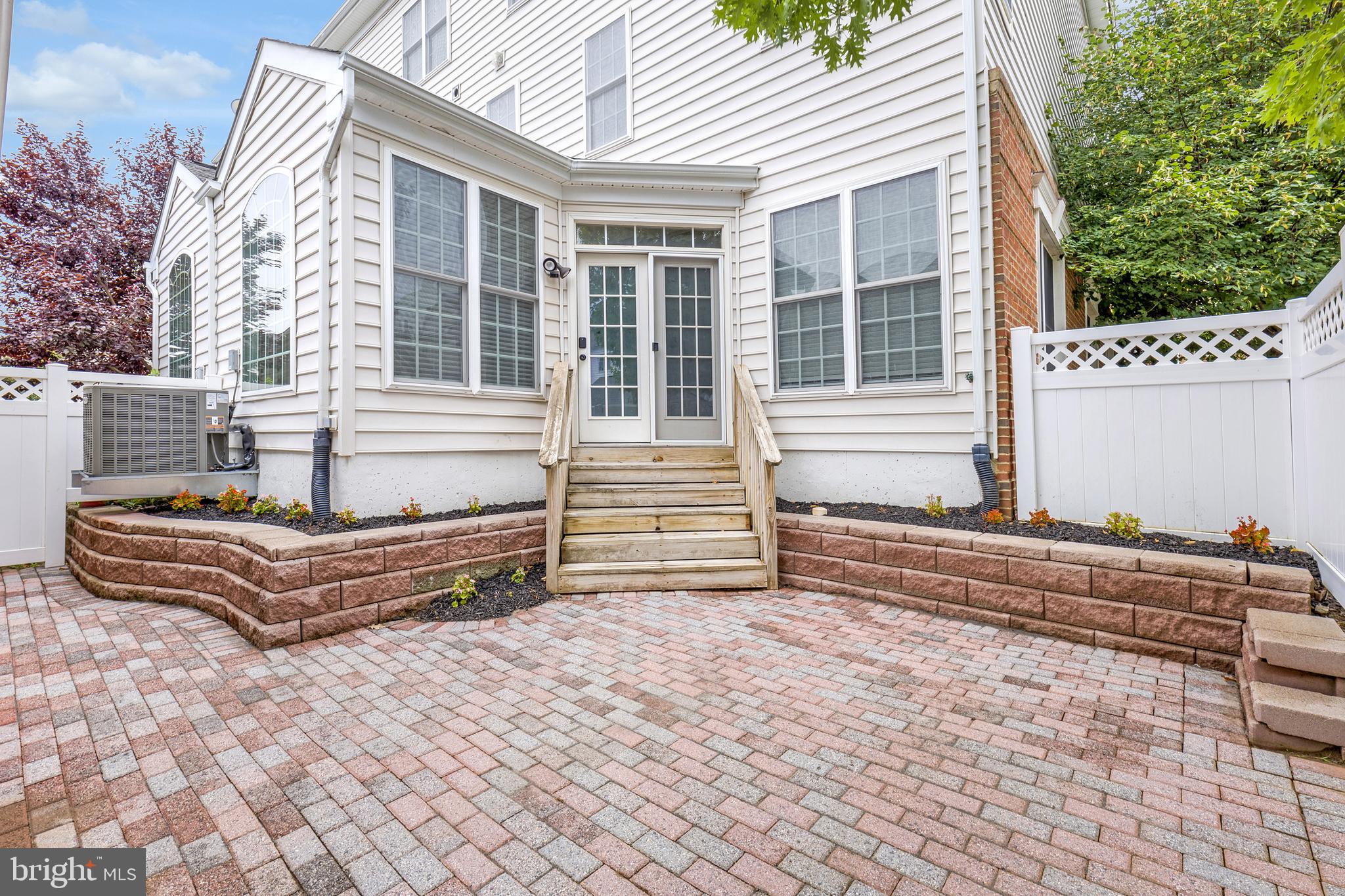 22948 FANSHAW SQUARE
