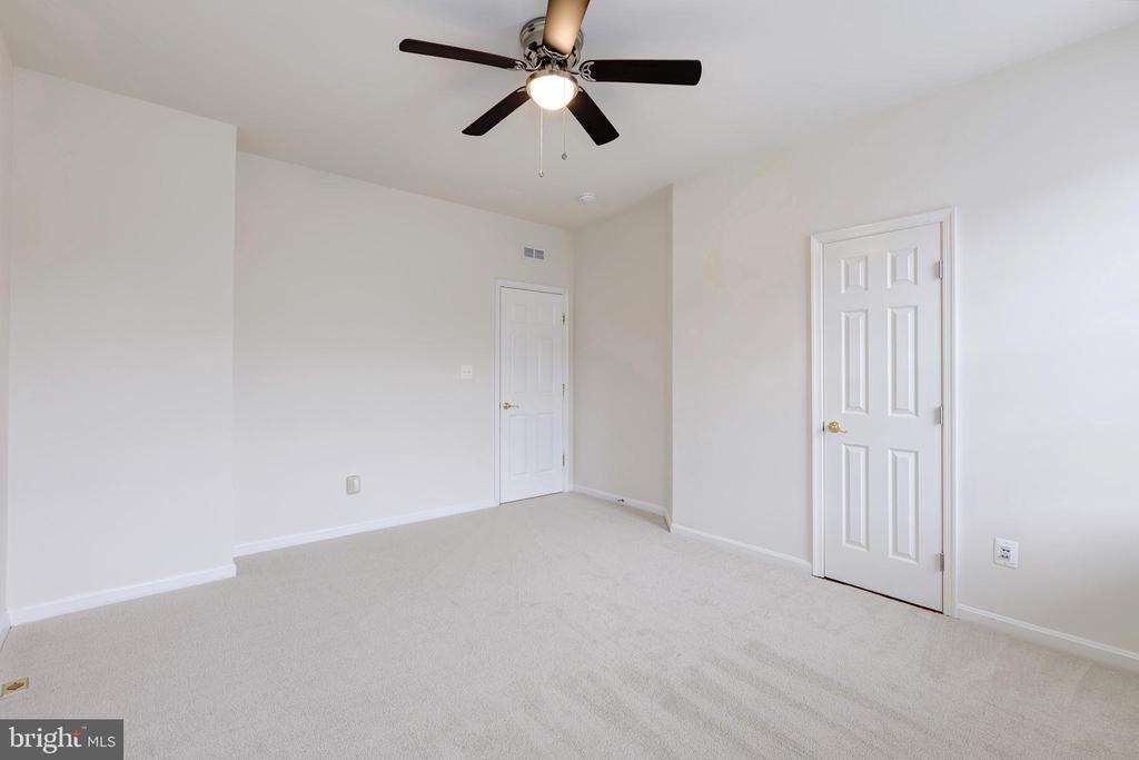 22948 FANSHAW SQUARE