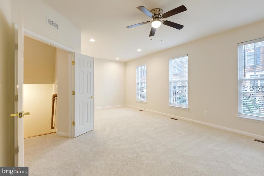 22948 FANSHAW SQUARE