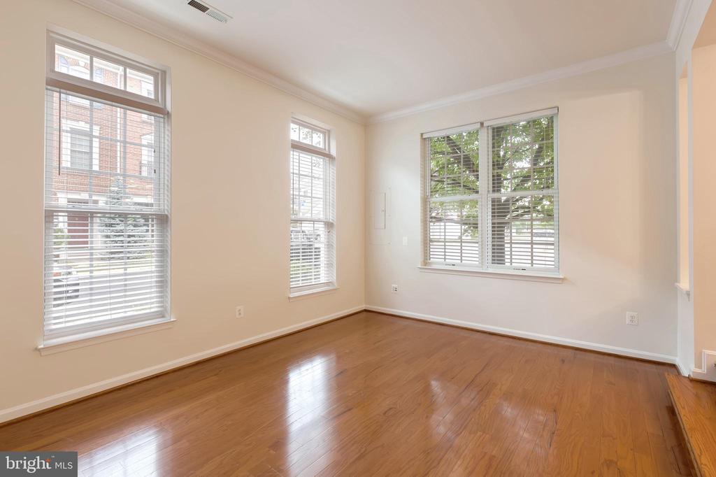 22948 FANSHAW SQUARE
