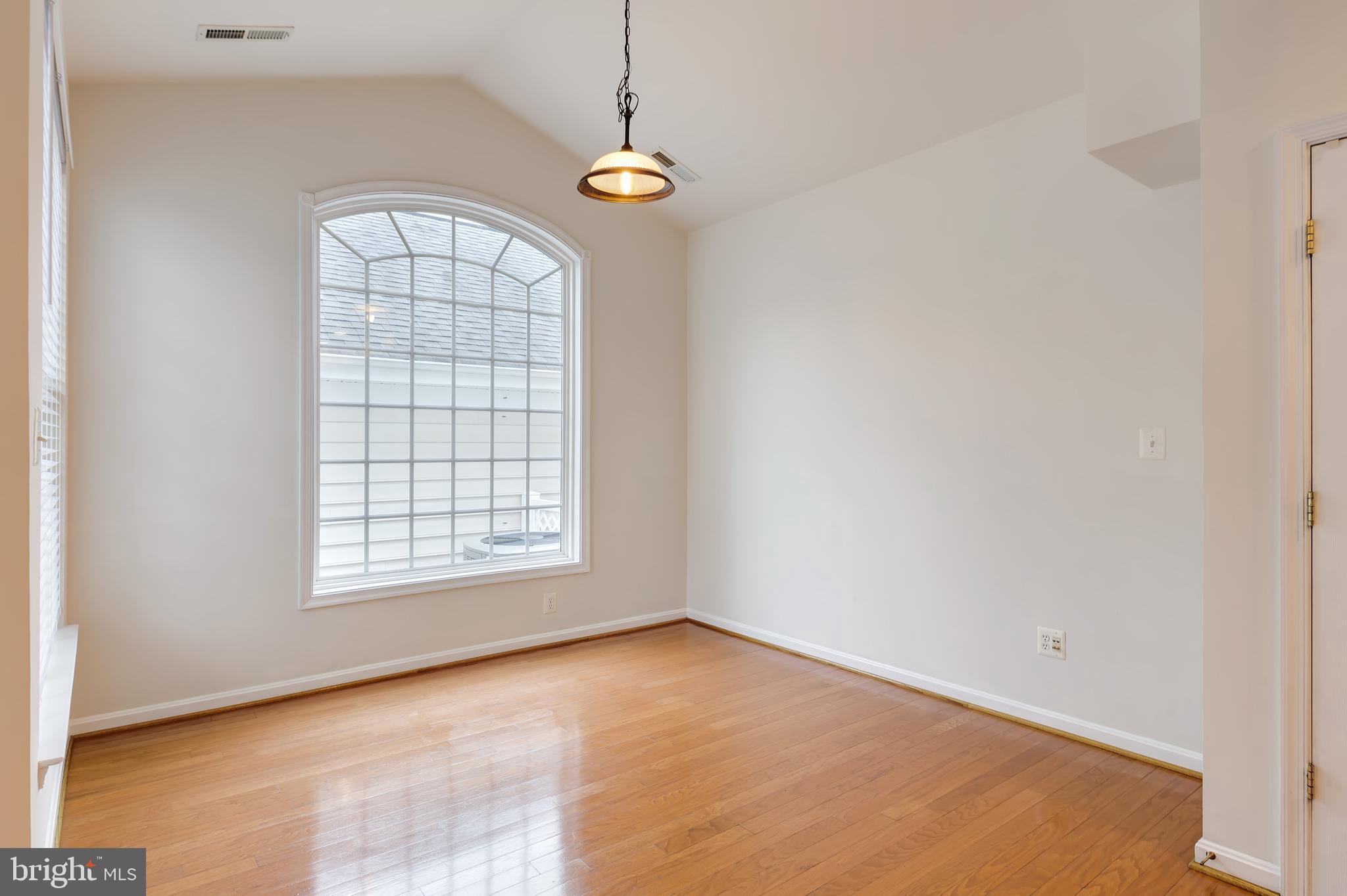 22948 FANSHAW SQUARE