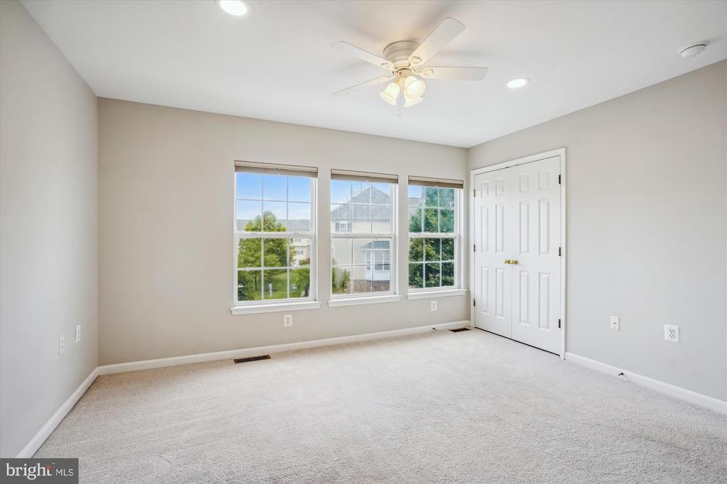 23076 FONTWELL SQUARE