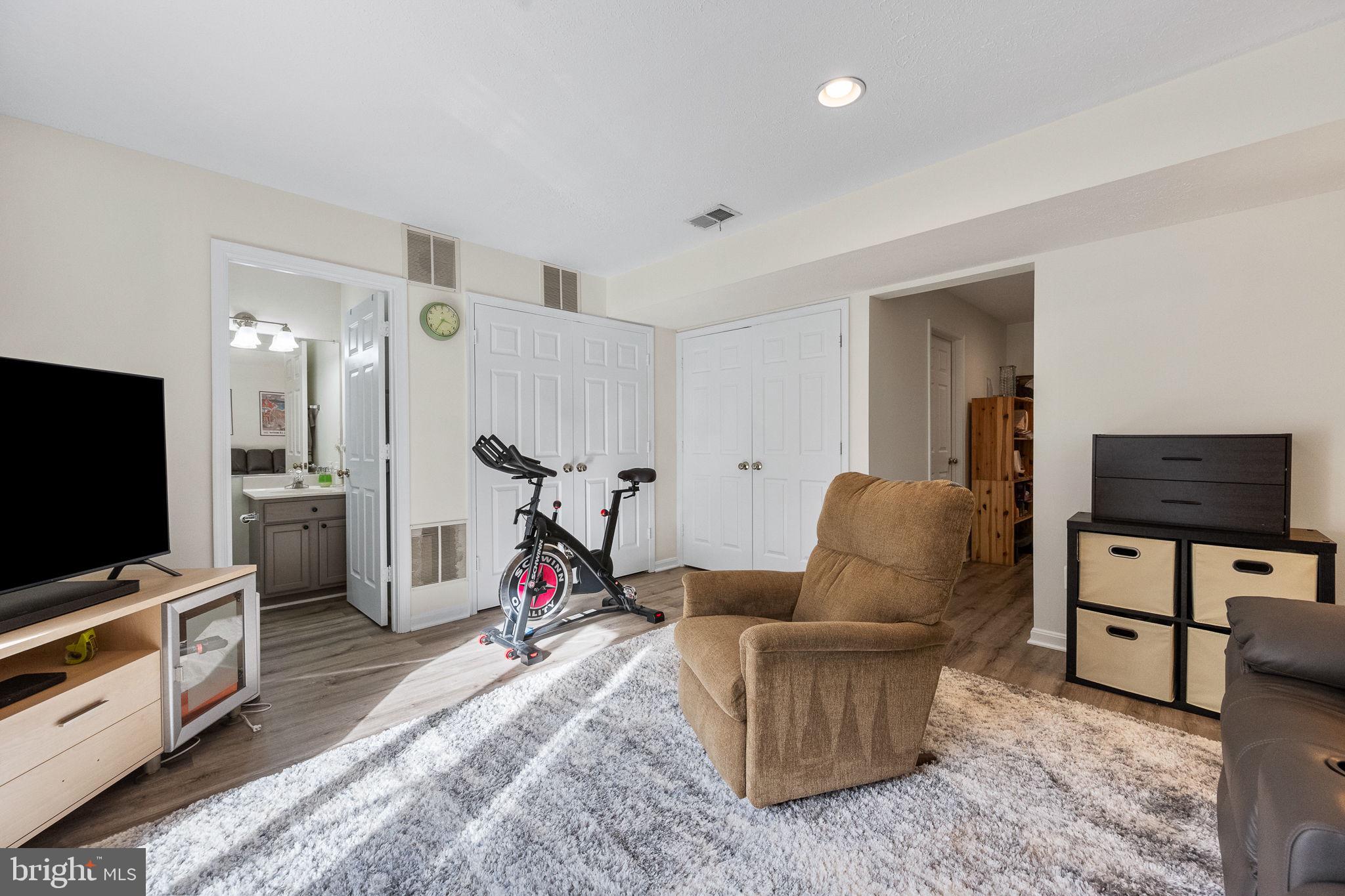 43111 GATWICK SQUARE