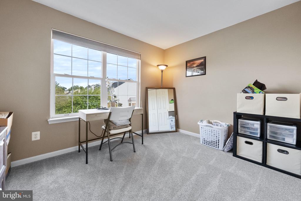 43111 GATWICK SQUARE