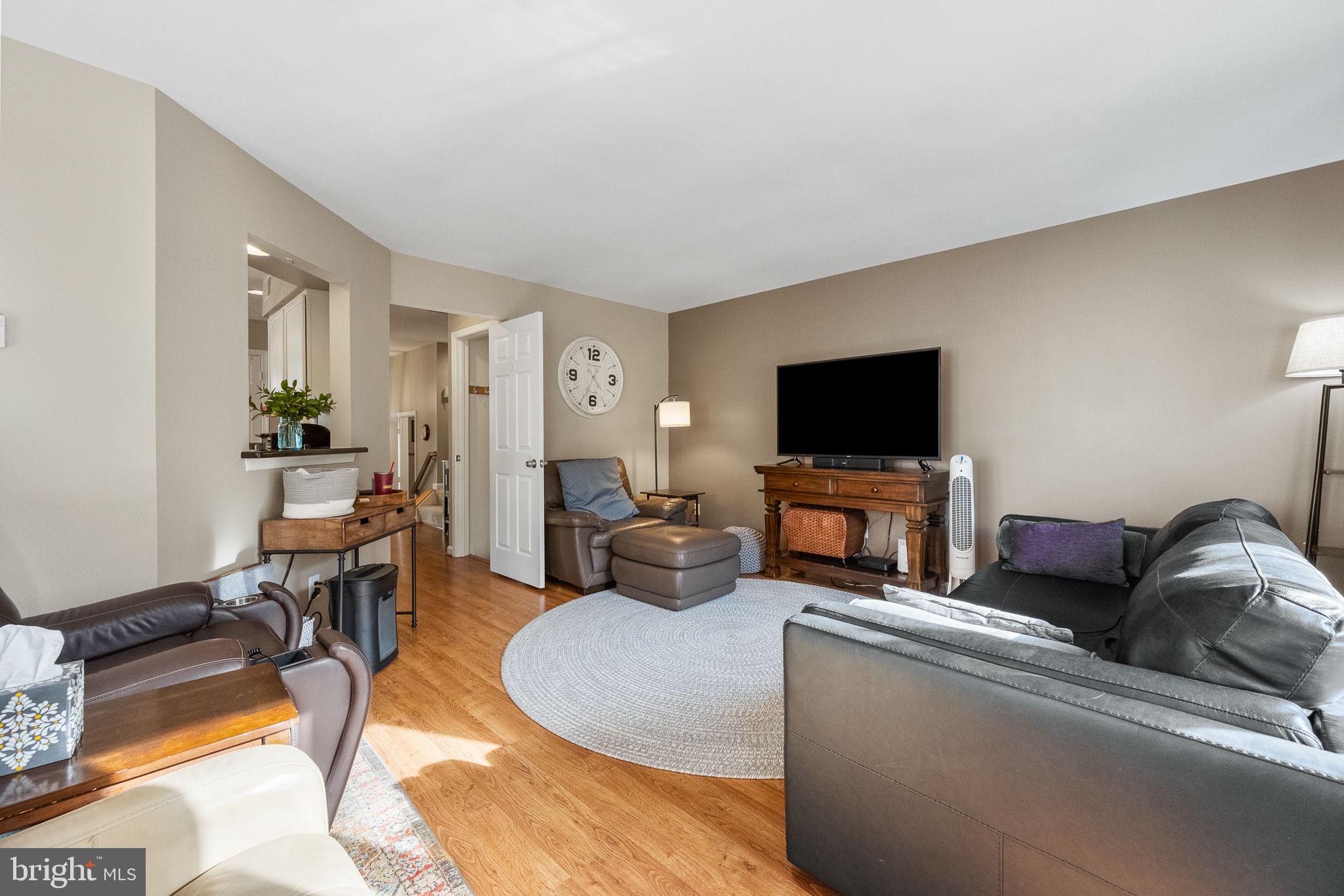 43111 GATWICK SQUARE