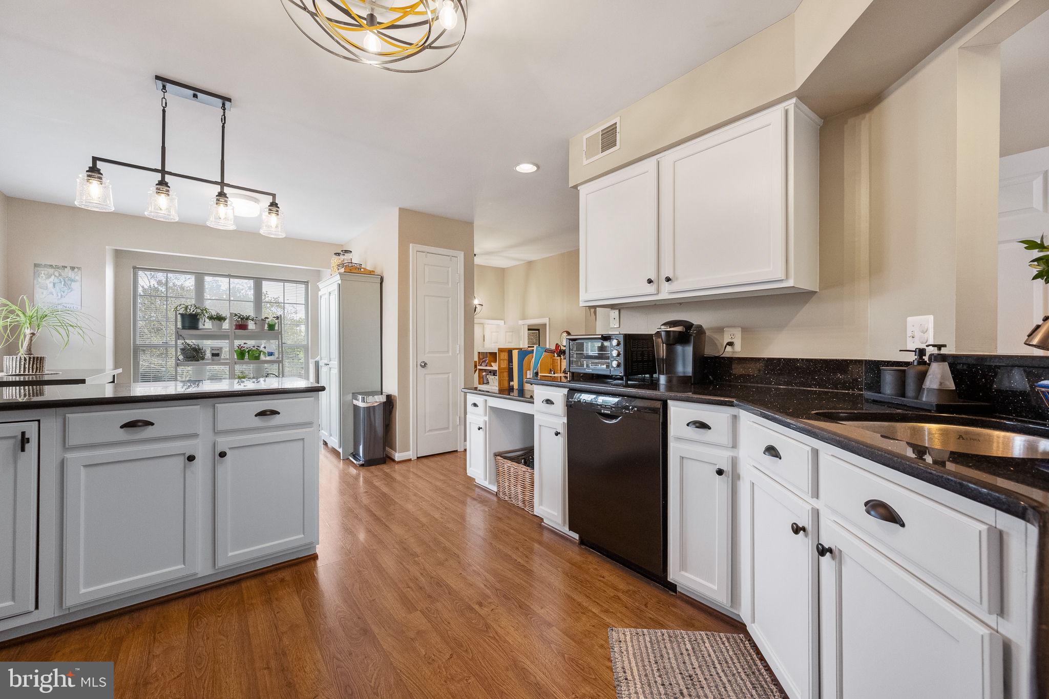 43111 GATWICK SQUARE