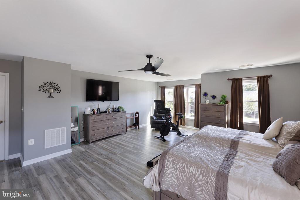 252 ELIA COURT SE