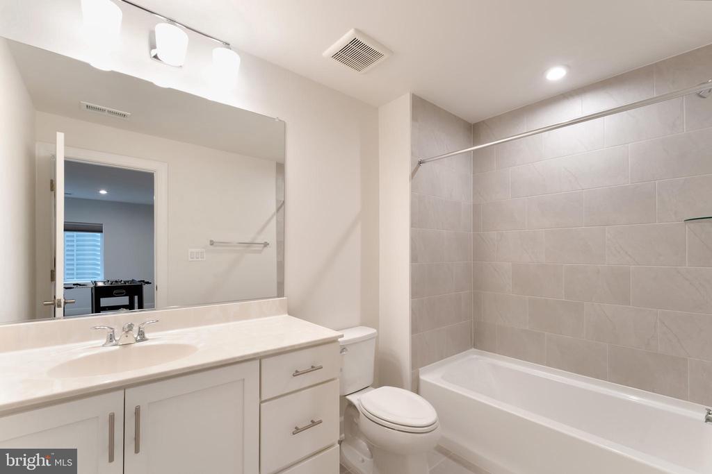43044 GREELEY SQUARE