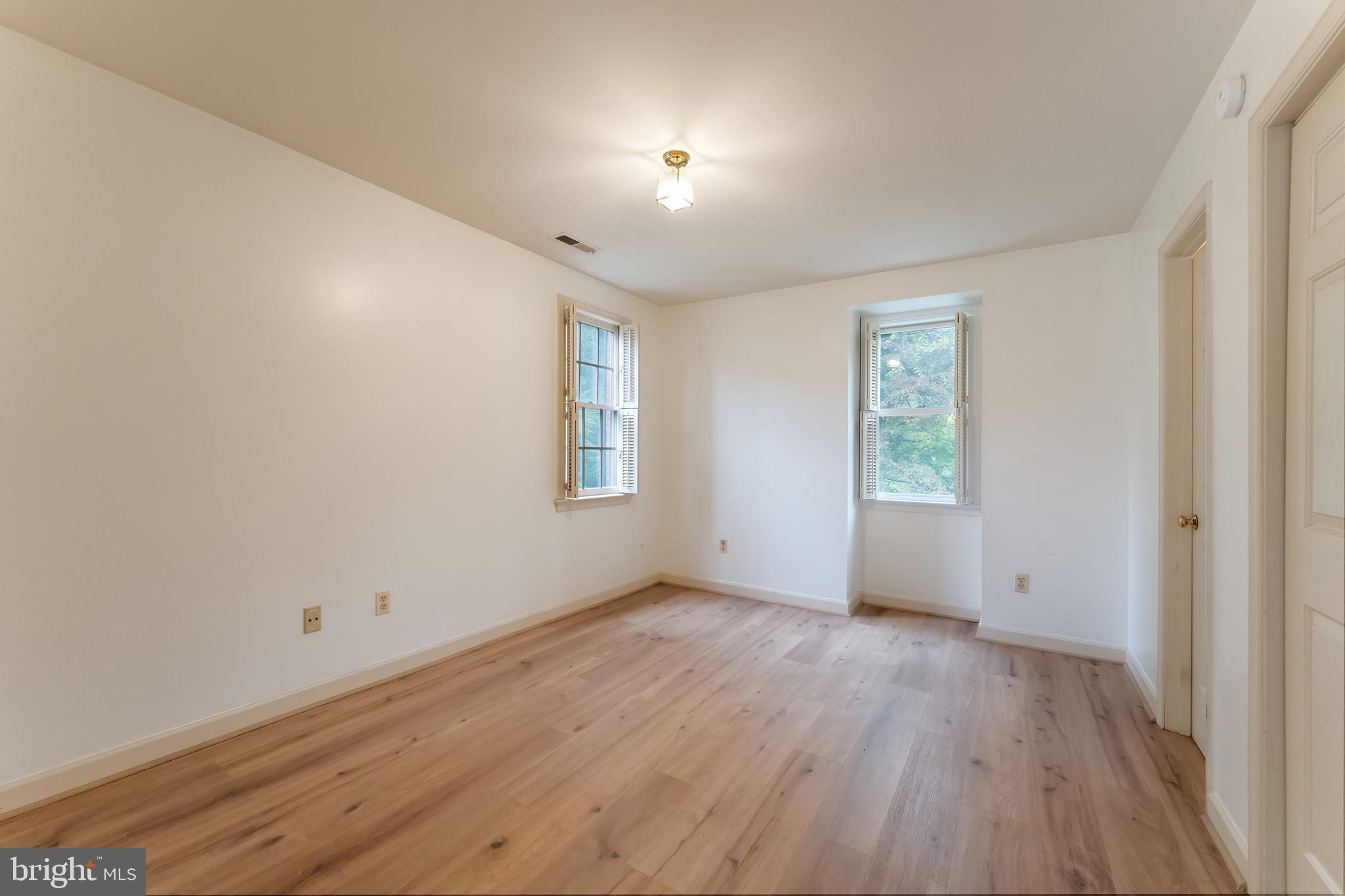 3 MEADOWBROOK COURT S