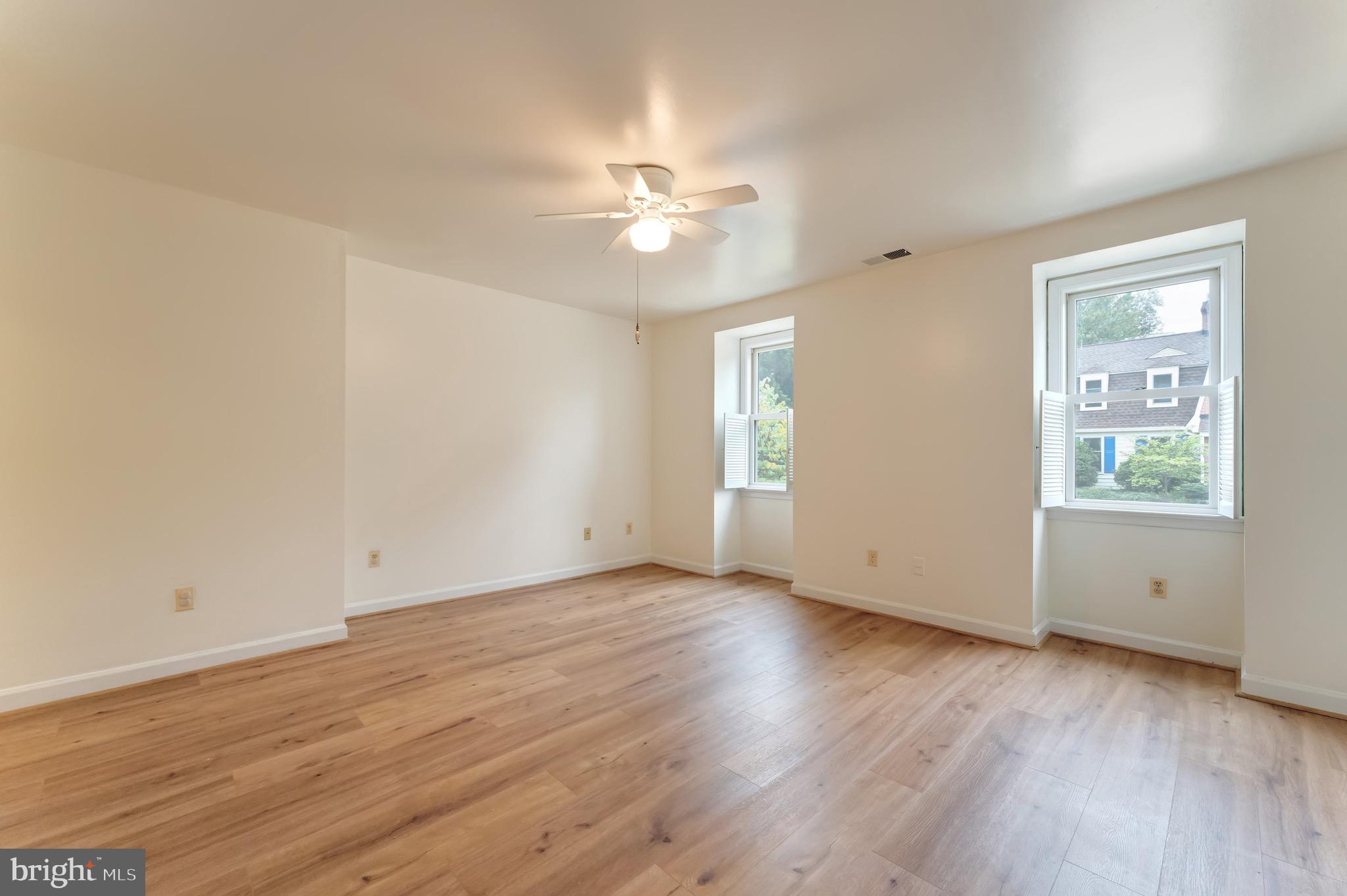 3 MEADOWBROOK COURT S