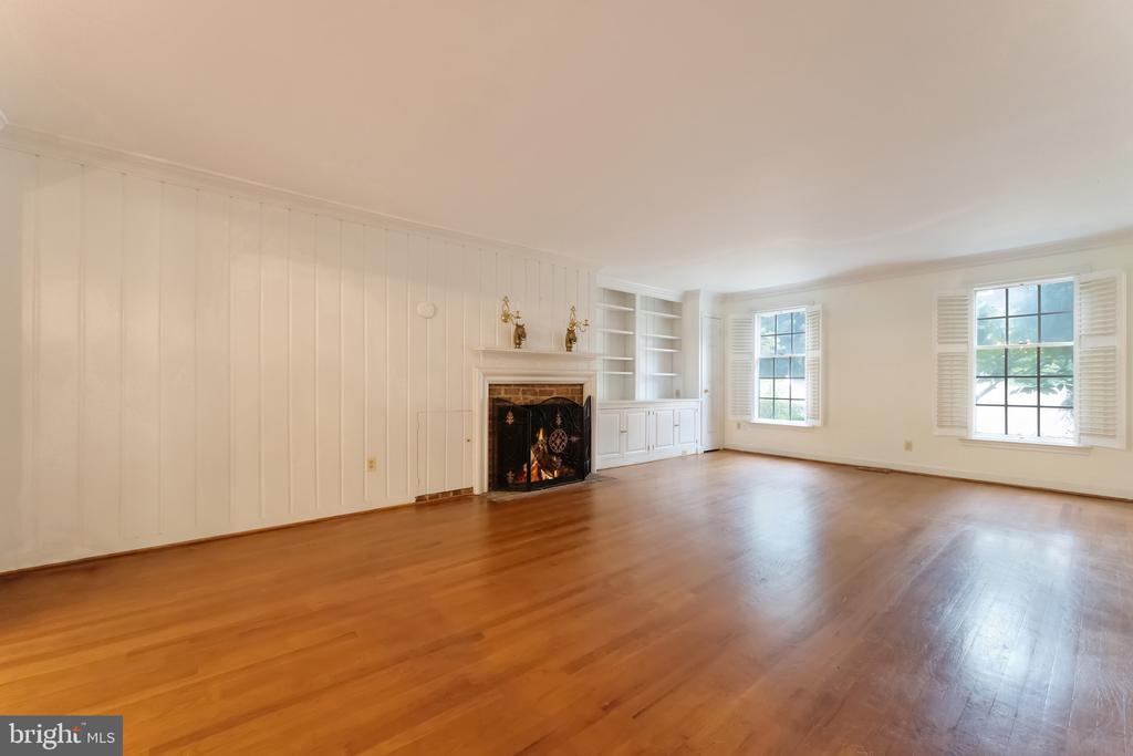 3 MEADOWBROOK COURT S